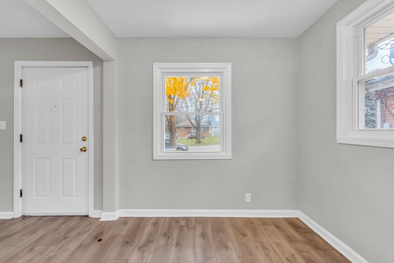 1092 Peerless Ave - Photo 2 of 6