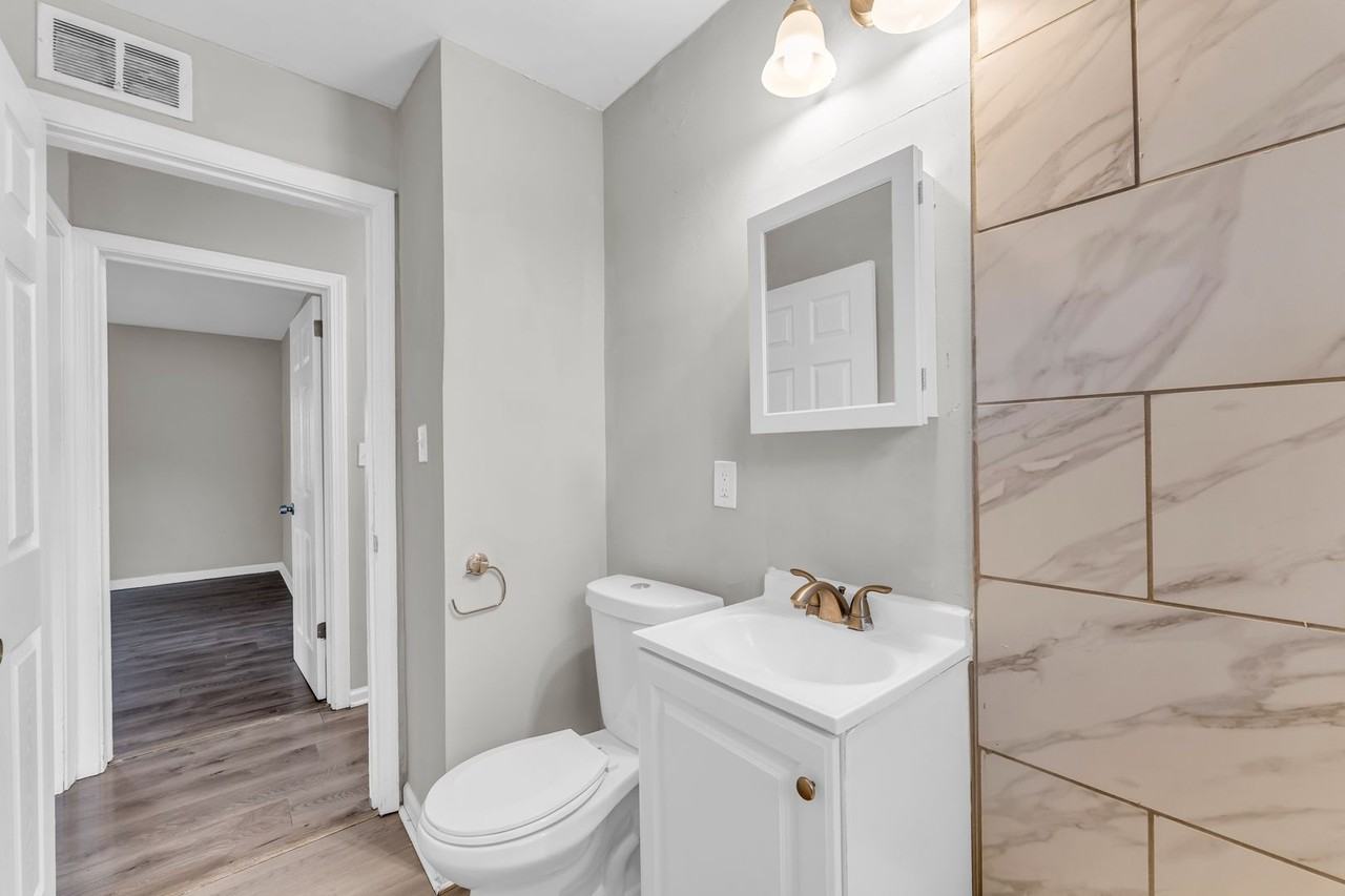 1092 Peerless Ave - Photo 3 of 6