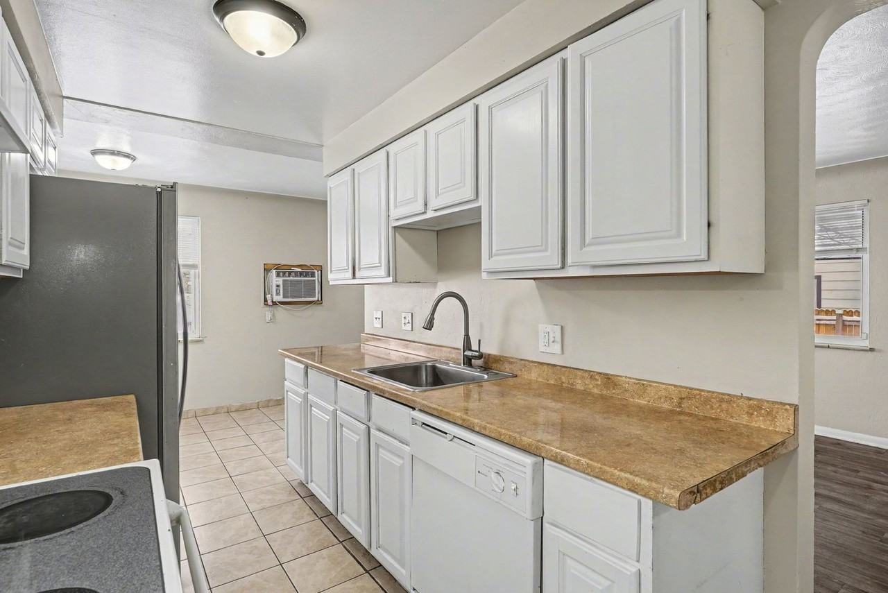 209 S Eliot St - Photo 6 of 24