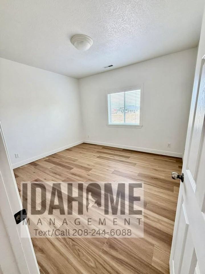 2049 Sunrise Way - Photo 6 of 26