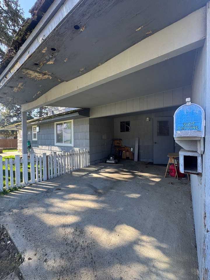 907 N Delphine St - Photo 3 of 28