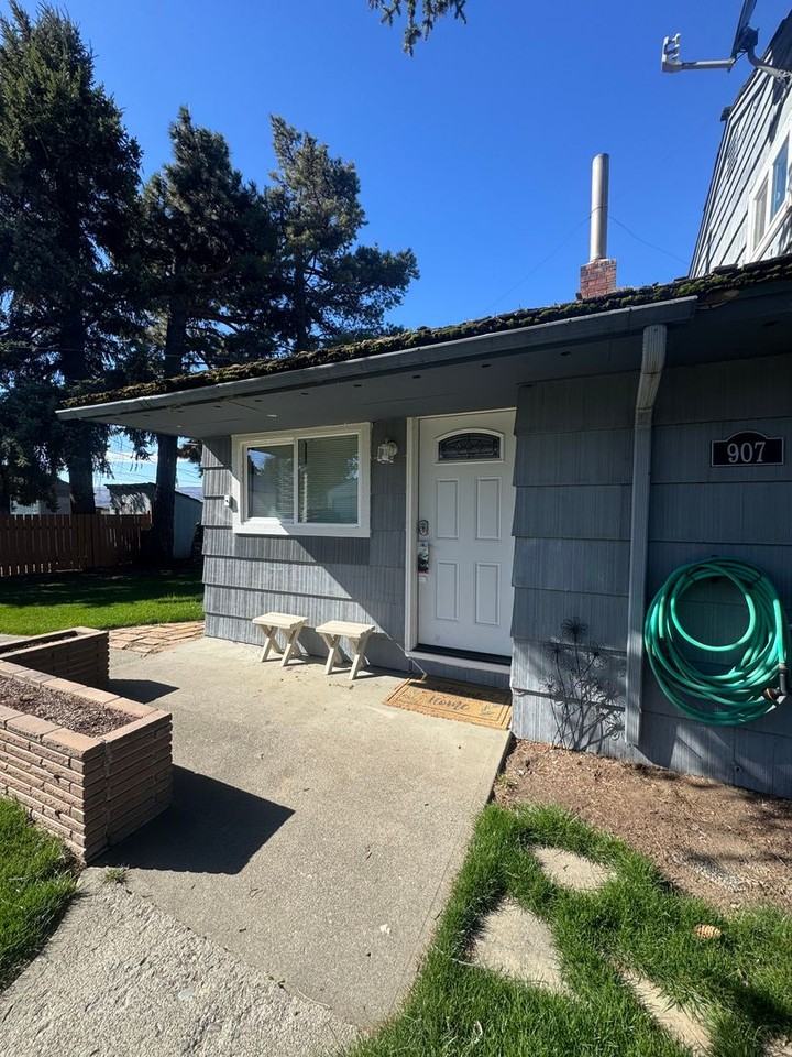 907 N Delphine St - Photo 4 of 28