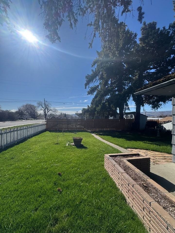 907 N Delphine St - Photo 5 of 28