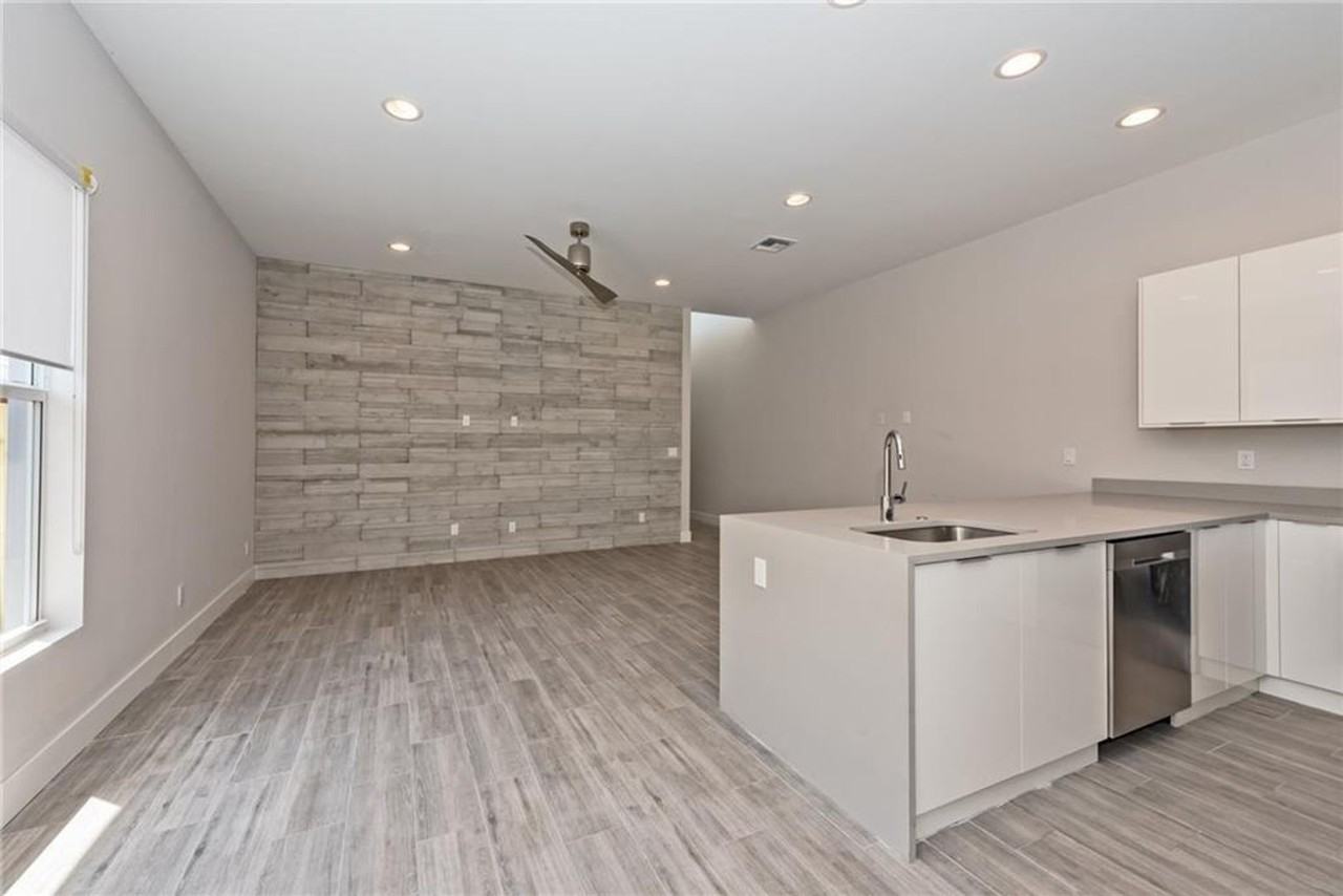 1105 Ne 2nd Ave - Photo 3 of 18