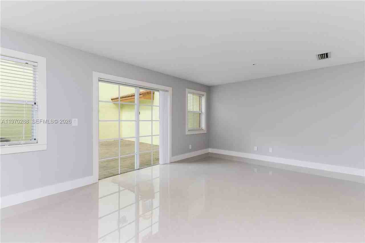 623 Ne 8th Ave - Photo 3 of 21
