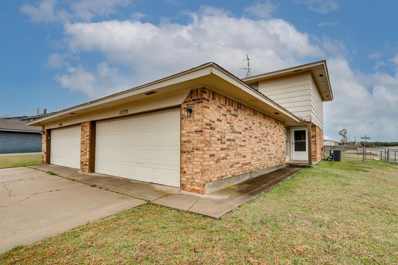 11723 N Francis Ave - Photo 3 of 40