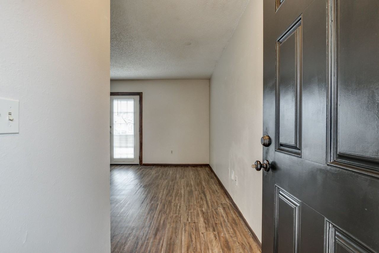 11723 N Francis Ave - Photo 4 of 40