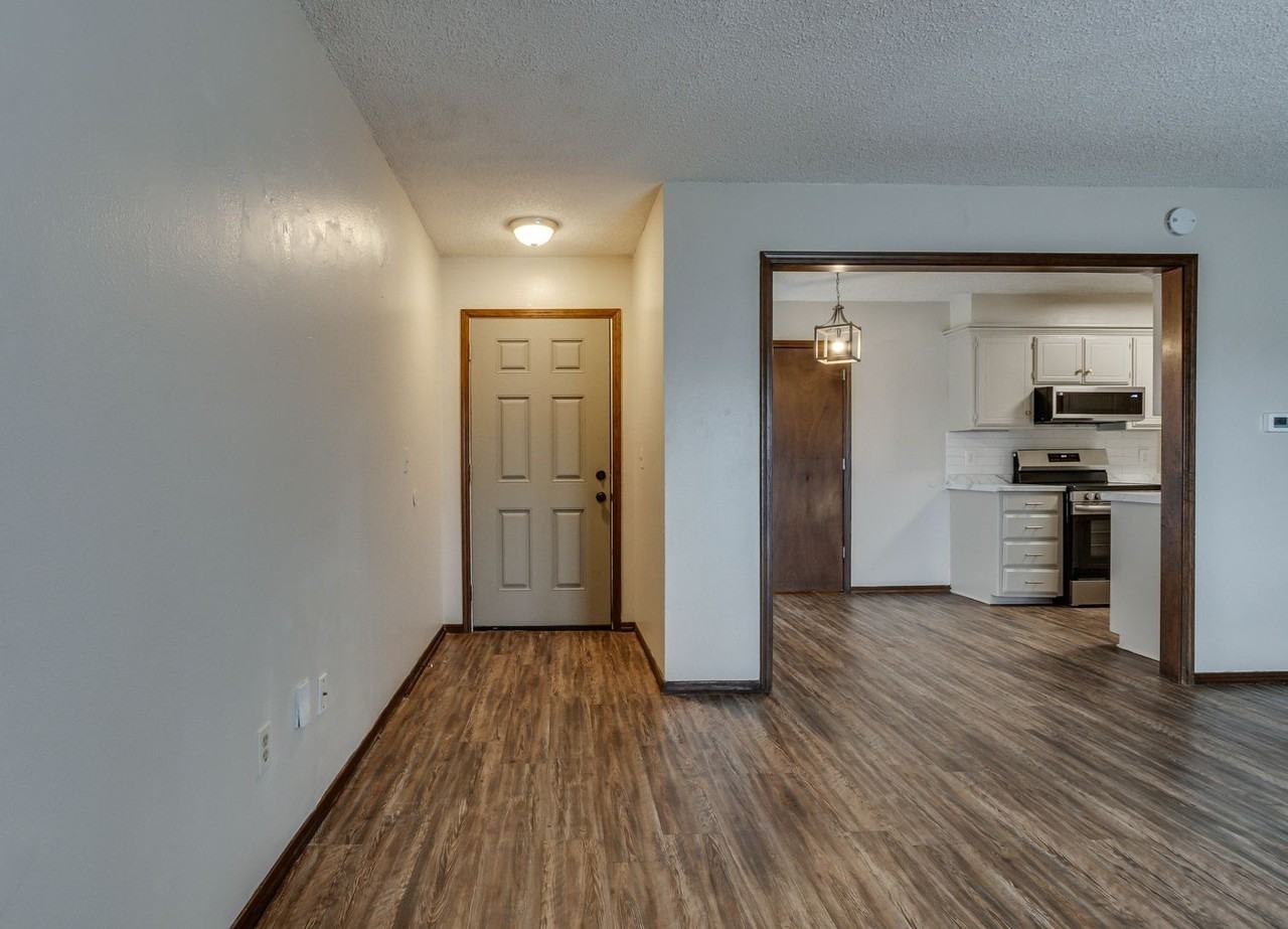 11723 N Francis Ave - Photo 5 of 40