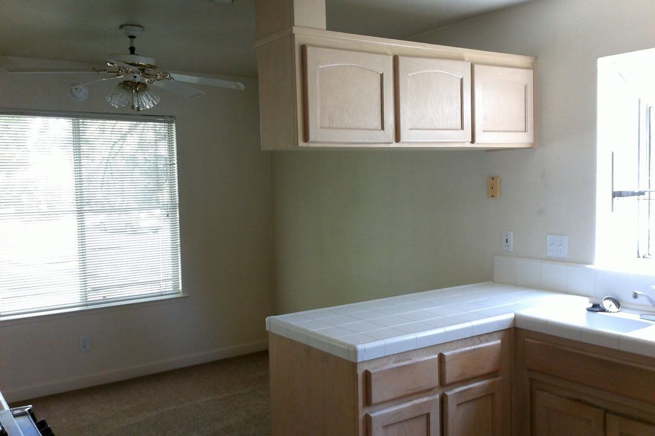 483 E Newport Dr - Photo 5 of 13