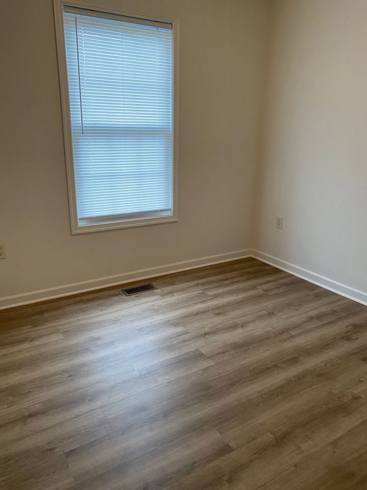 1394 Verdant Spring Ln - Photo 7 of 9