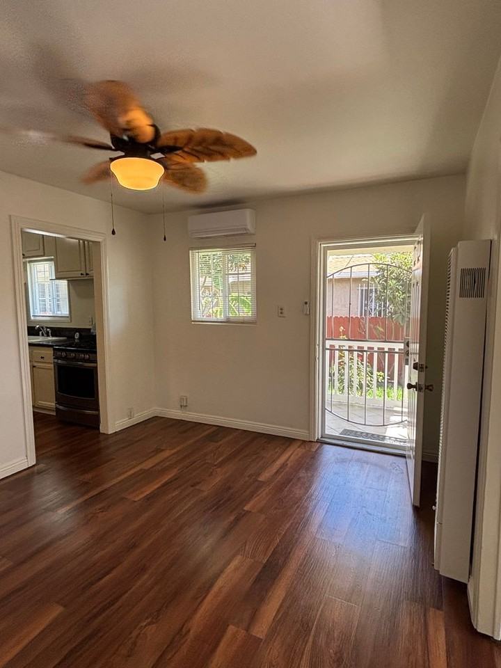 432 W 19th St - Photo 3 of 20