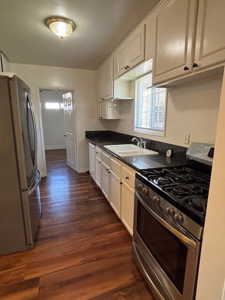 432 W 19th St - Photo 5 of 20