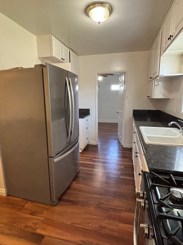 432 W 19th St - Photo 6 of 20