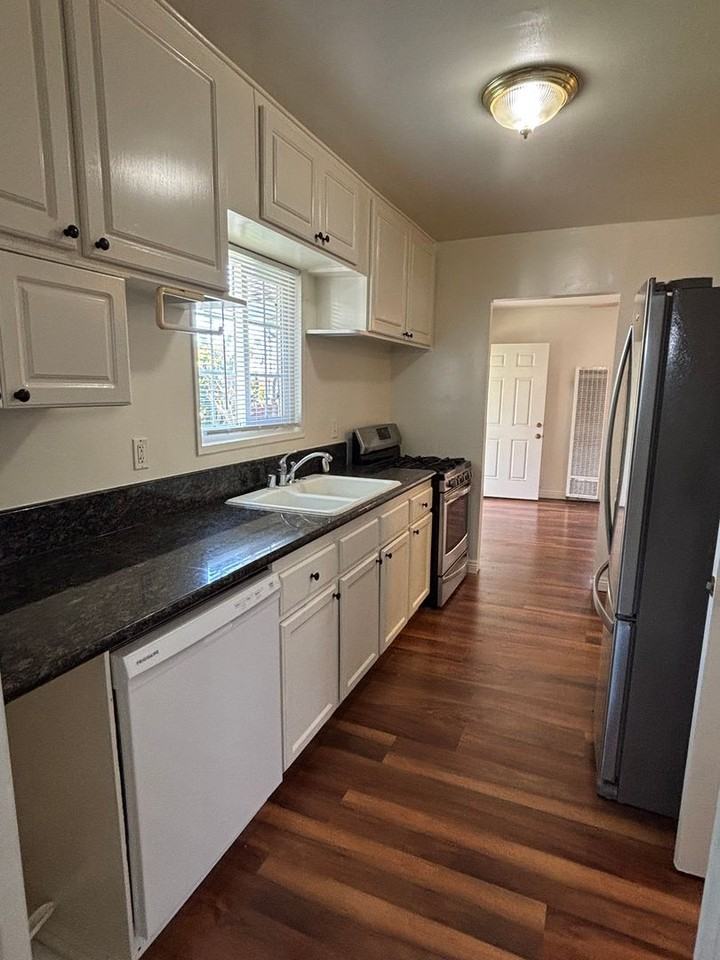 432 W 19th St - Photo 3 of 21