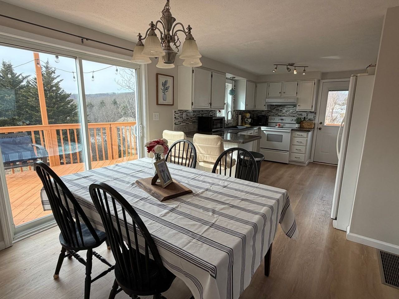 1060 Stafford Dr - Photo 4 of 18