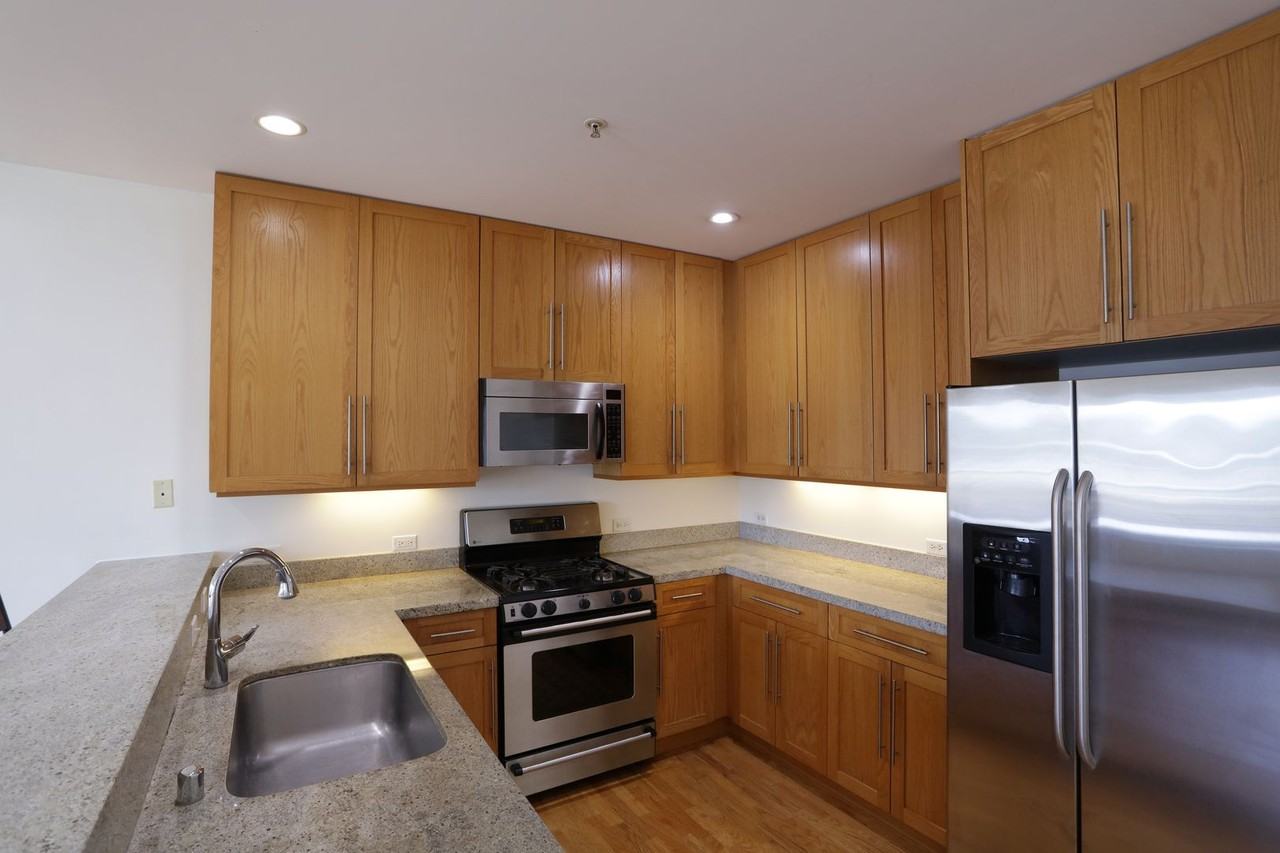 371 30th St #201 - Photo 4 of 20