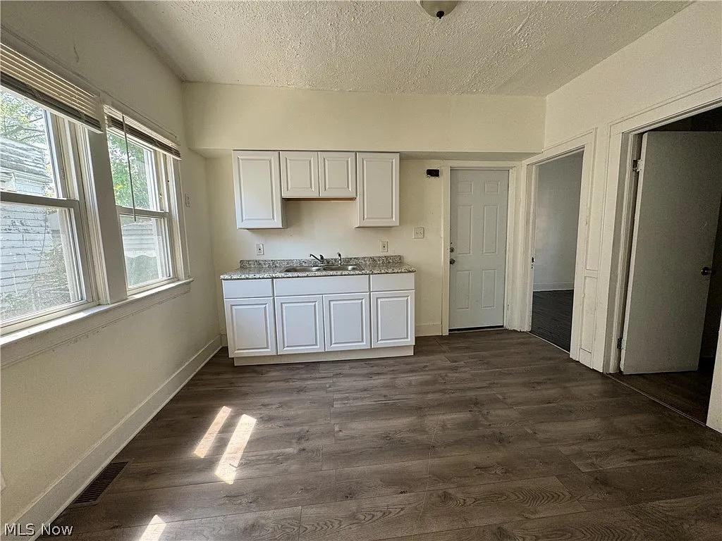 3408 Paris Ave - Photo 2 of 10