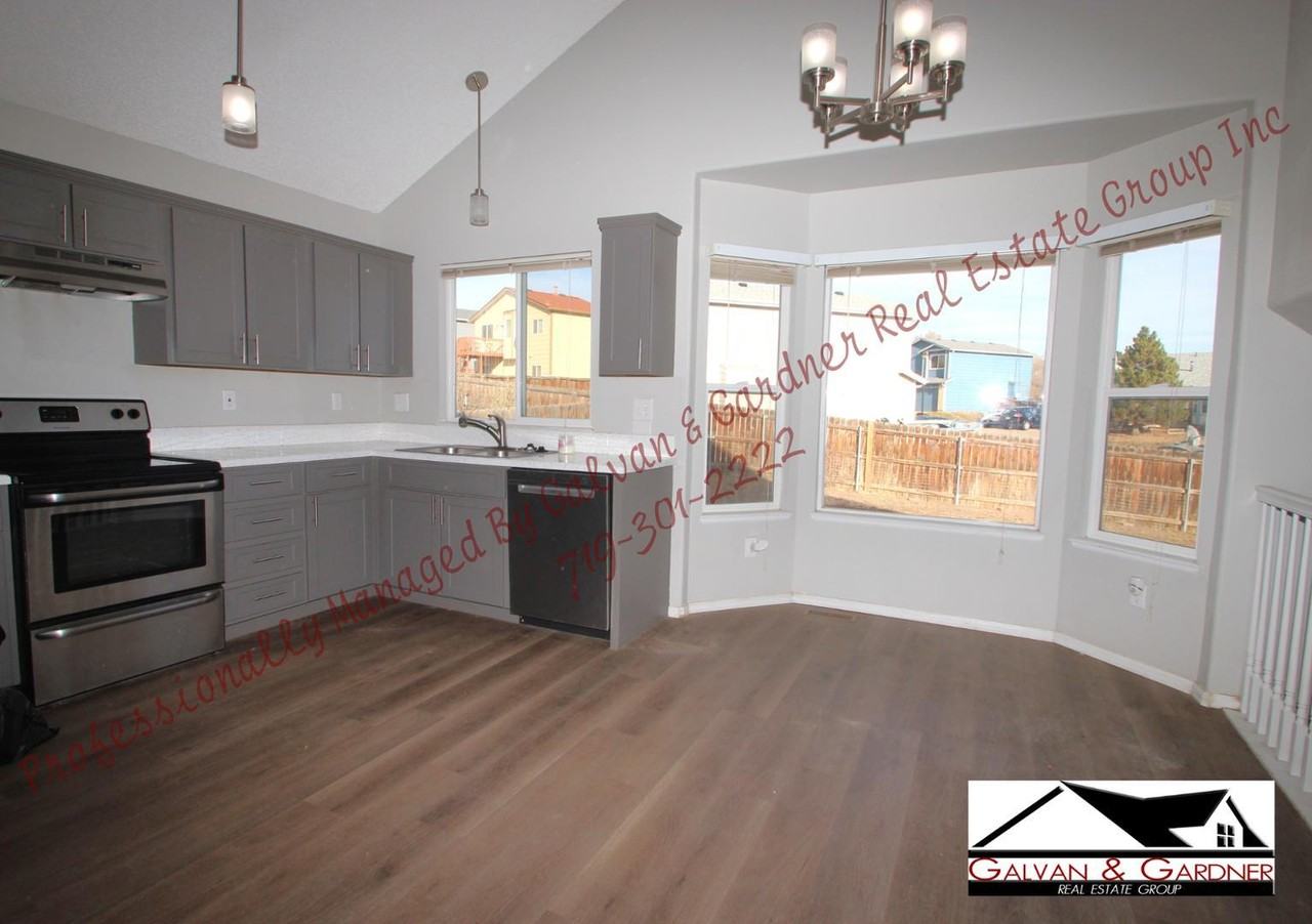 990 Lords Hill Dr - Photo 2 of 29