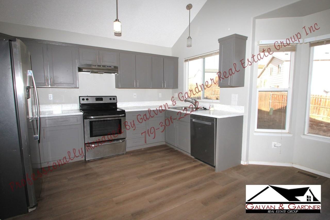 990 Lords Hill Dr - Photo 3 of 29