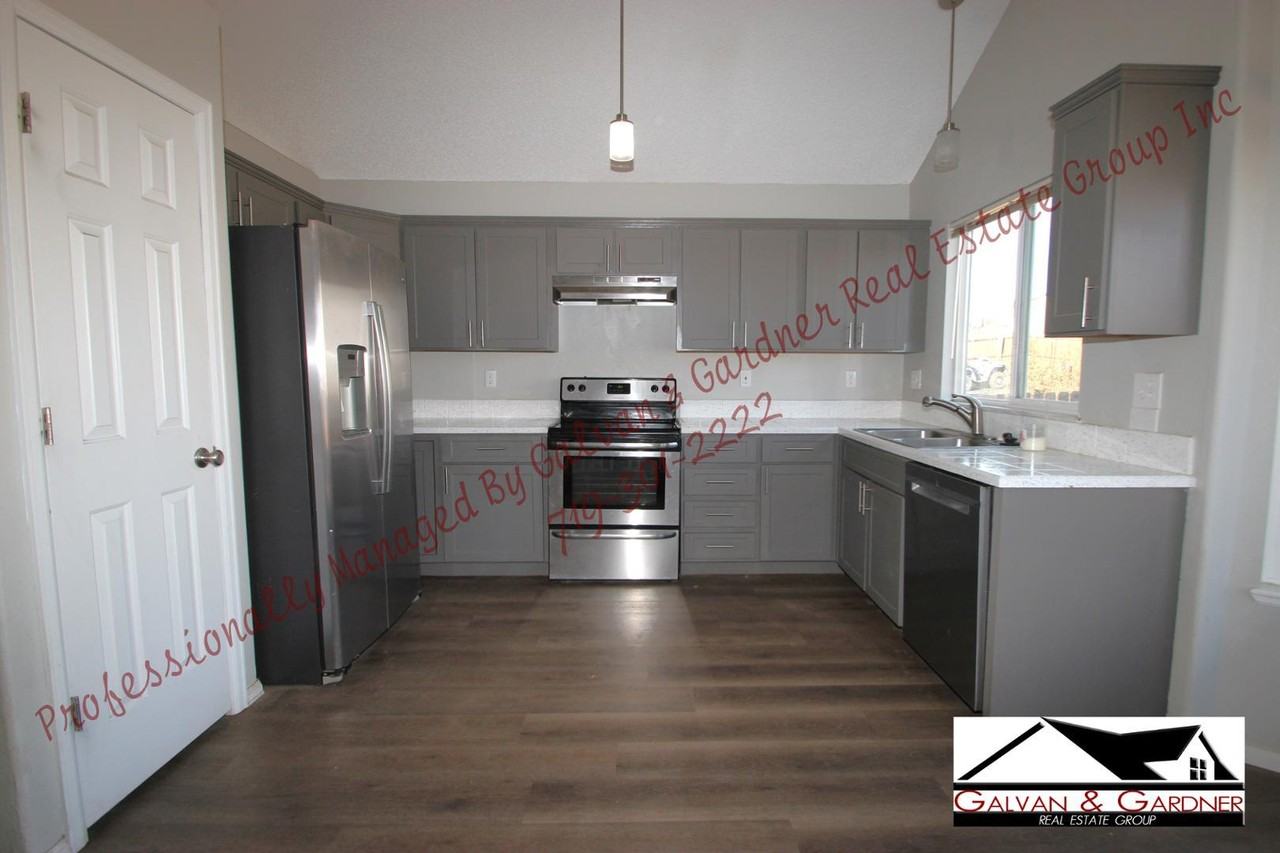 990 Lords Hill Dr - Photo 4 of 29