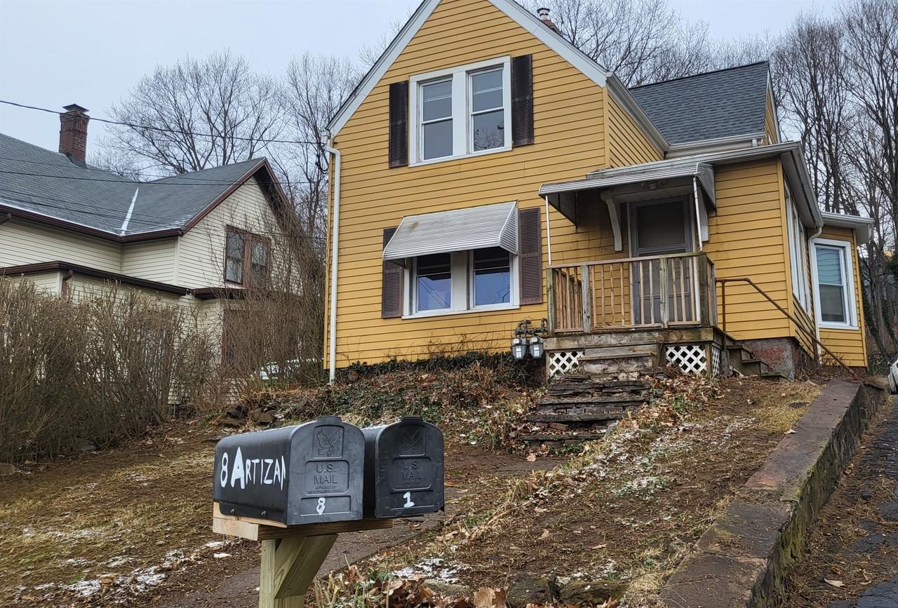 8 Artizan St #2 - Photo 4 of 6