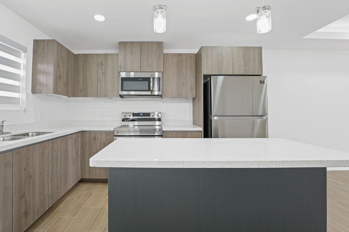 1525 W B St - Photo 4 of 10