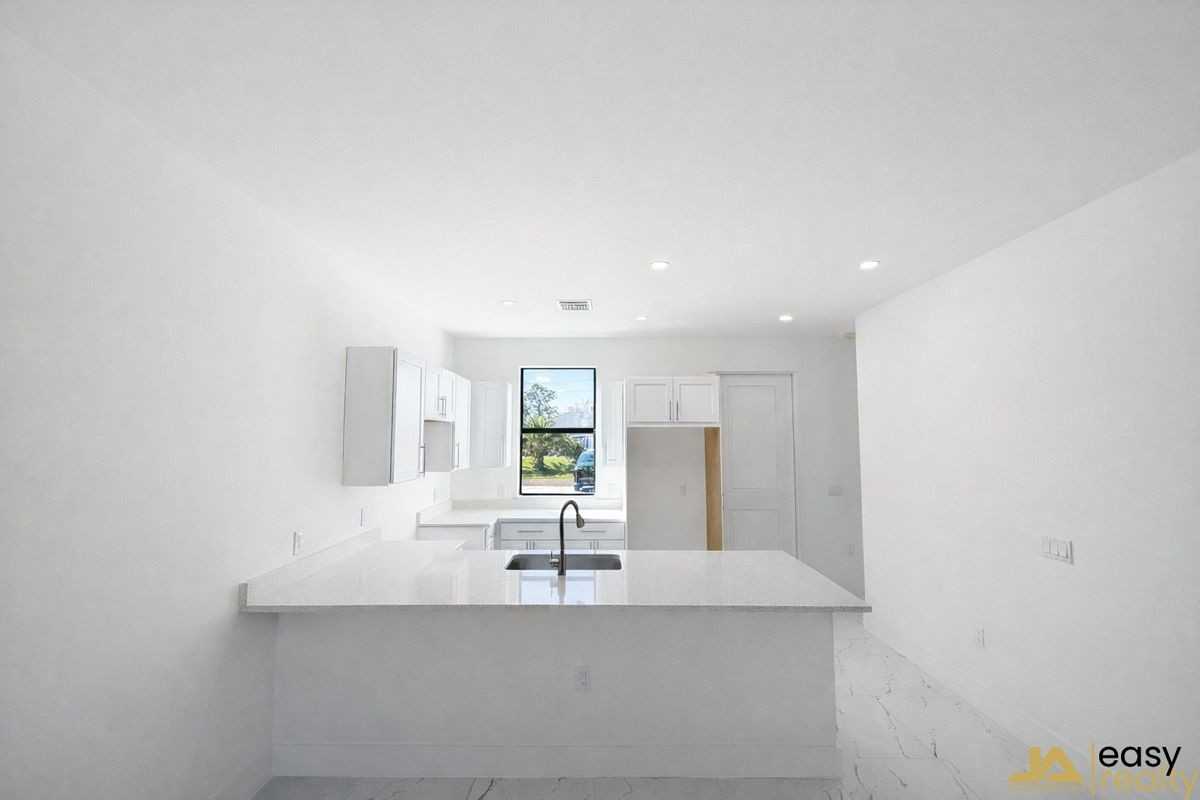 1045 Jaguar Blvd - Photo 2 of 9