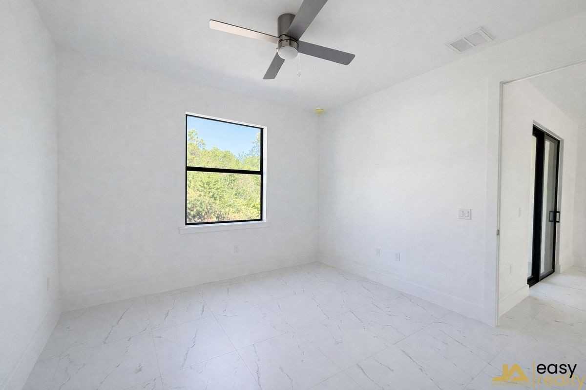 1045 Jaguar Blvd - Photo 3 of 9