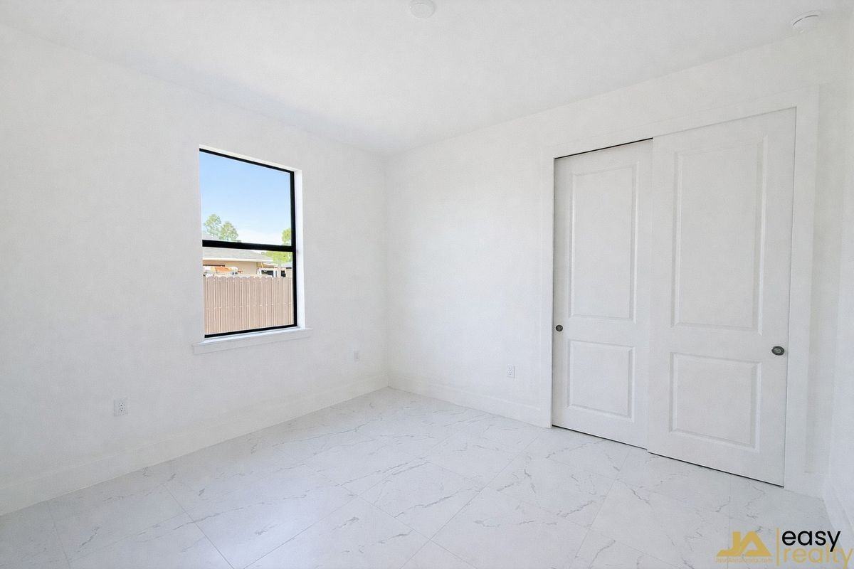 1045 Jaguar Blvd - Photo 5 of 9