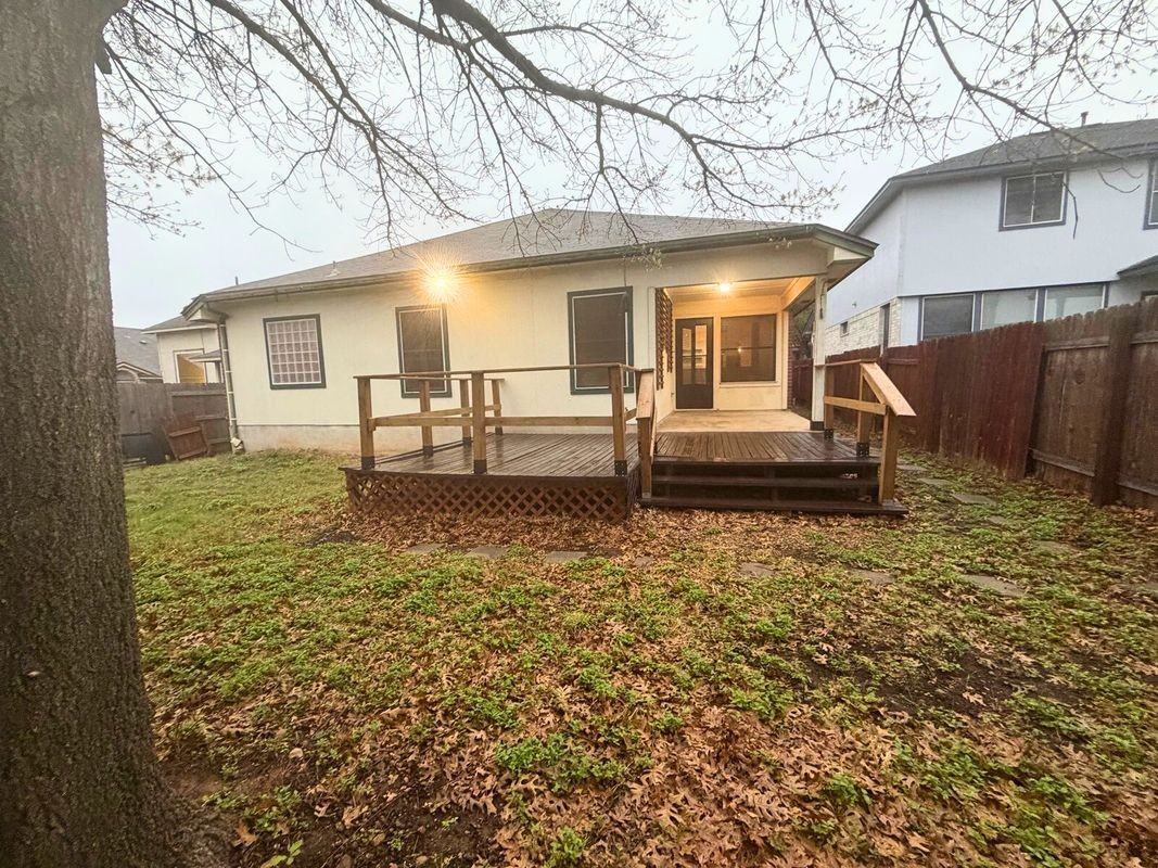 711 Settlement St - Photo 3 of 31