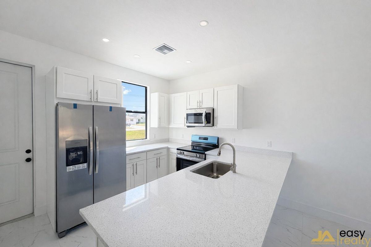 936 Homestead Rd S - Photo 2 of 10