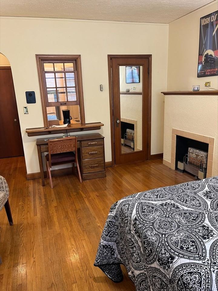 Summit Apartments - Photo 2 of 8