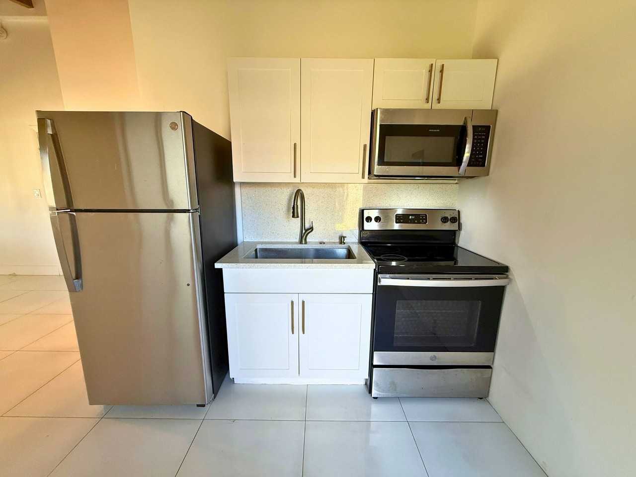 1205 N 15th Ct - Photo 2 of 12