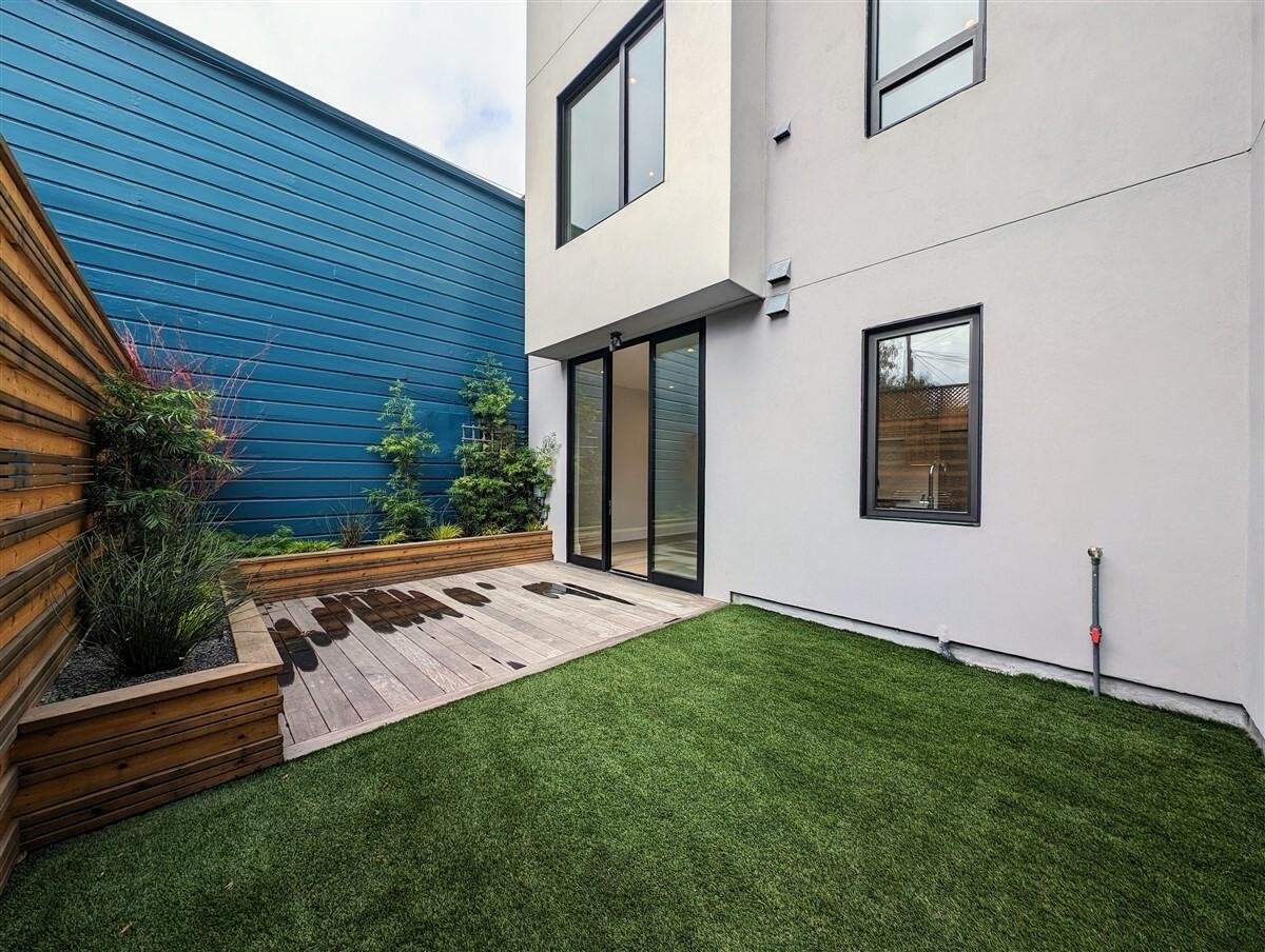 2709 23rd St - Photo 2 of 20