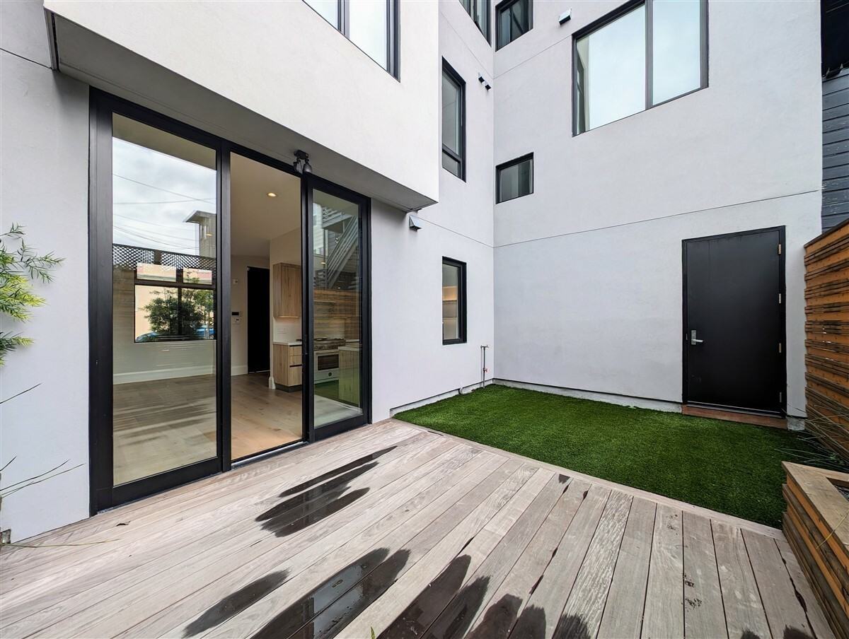 2709 23rd St - Photo 3 of 20