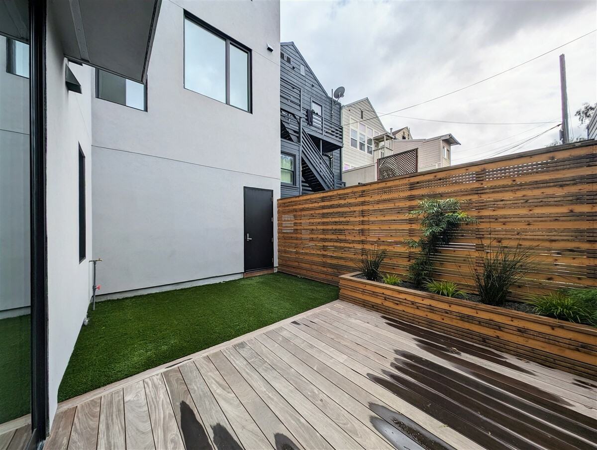 2709 23rd St - Photo 4 of 20