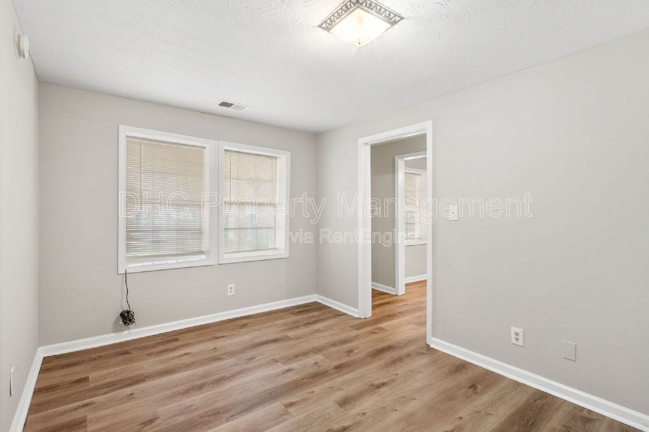 1435 Lynford Dr Sw - Photo 2 of 11