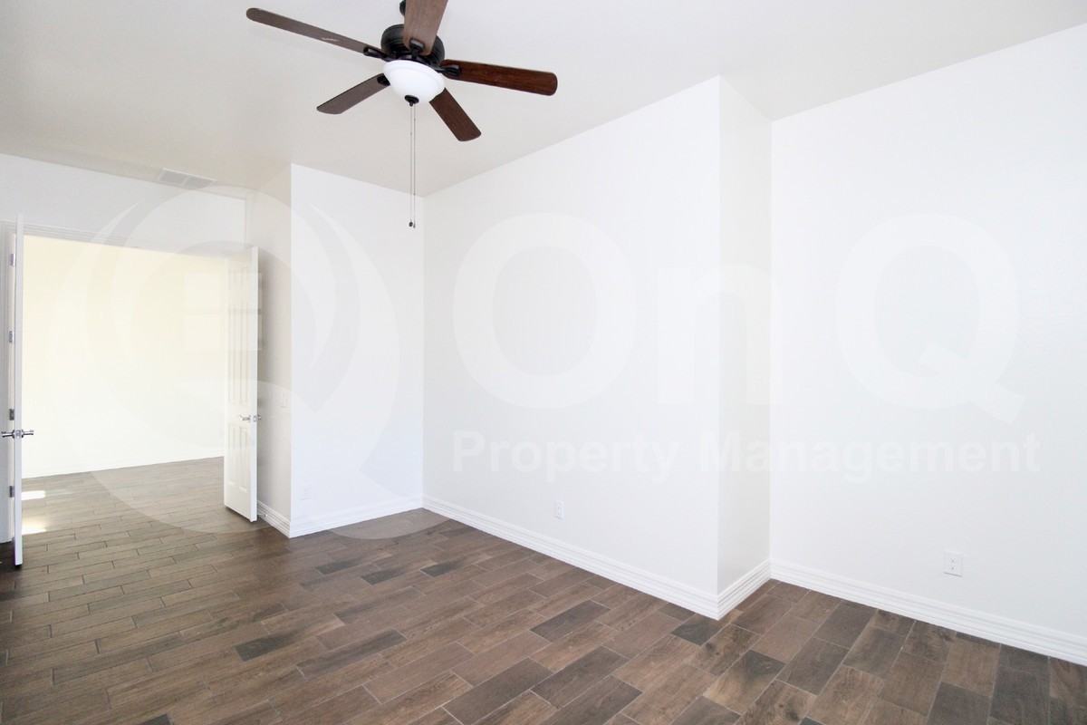 3860 E Horseshoe Pl - Photo 7 of 24