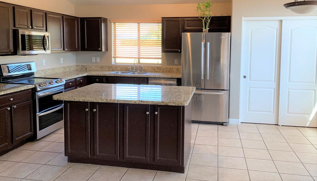 1273 N Exeter St - Photo 4 of 23