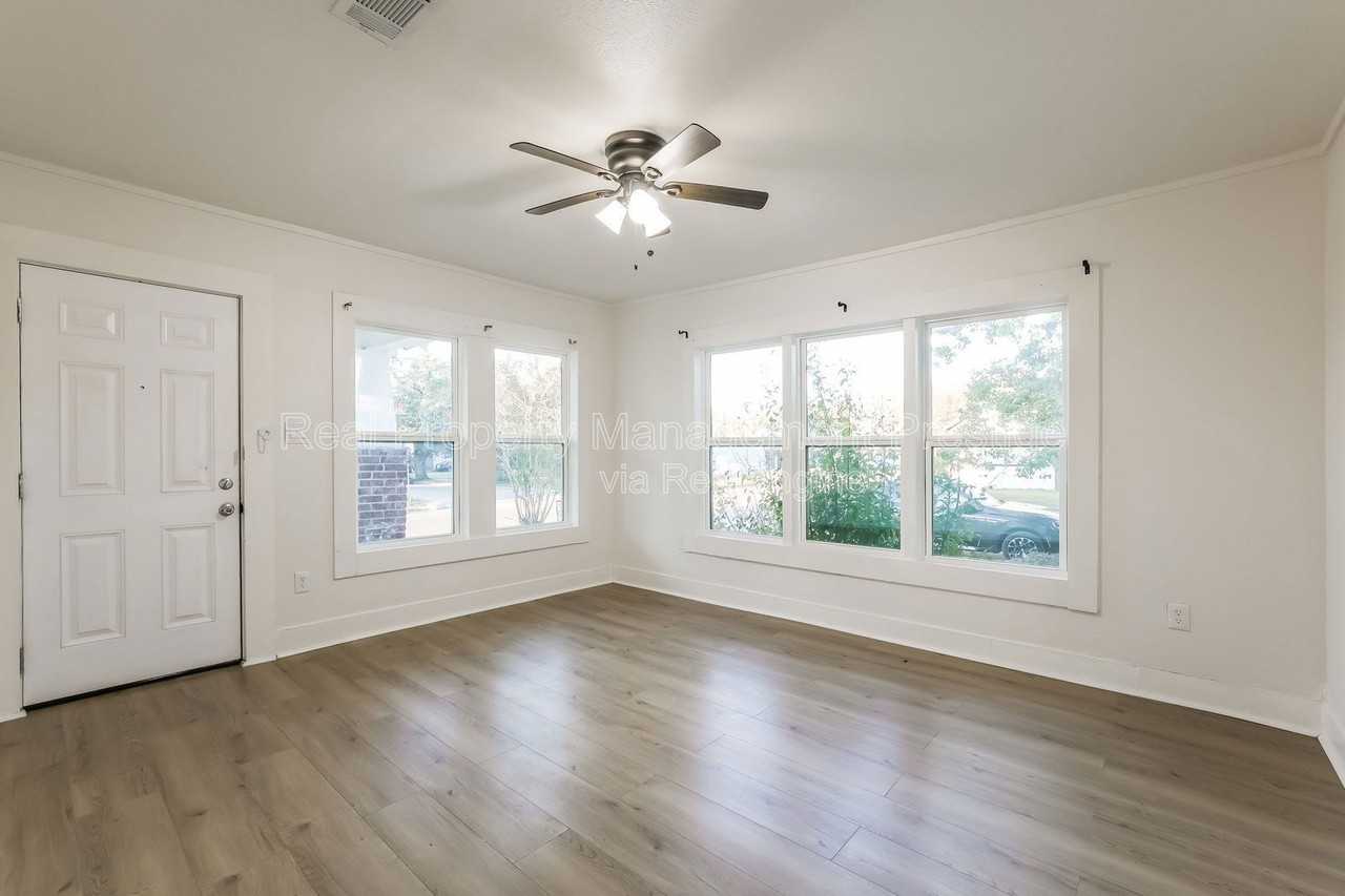 310 W James St - Photo 3 of 10