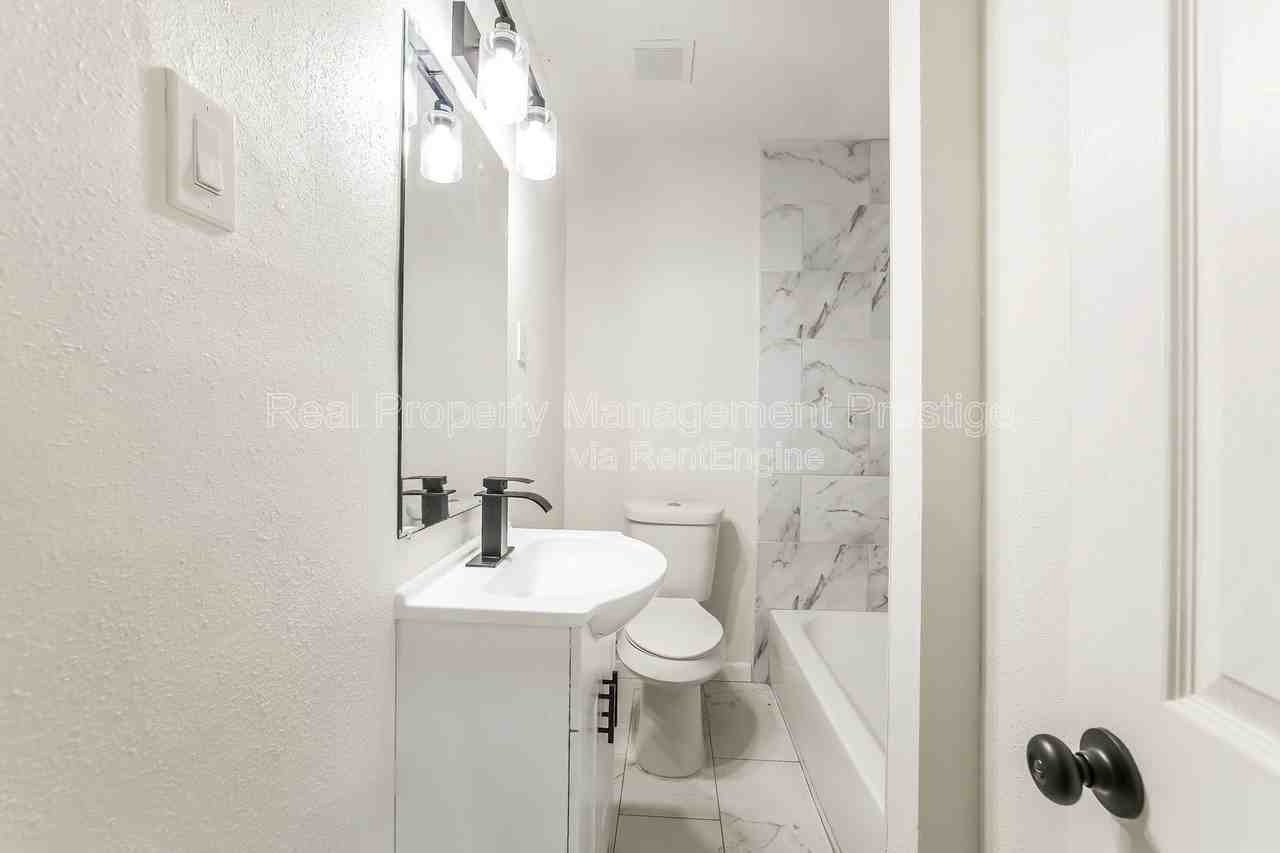 310 W James St - Photo 7 of 10