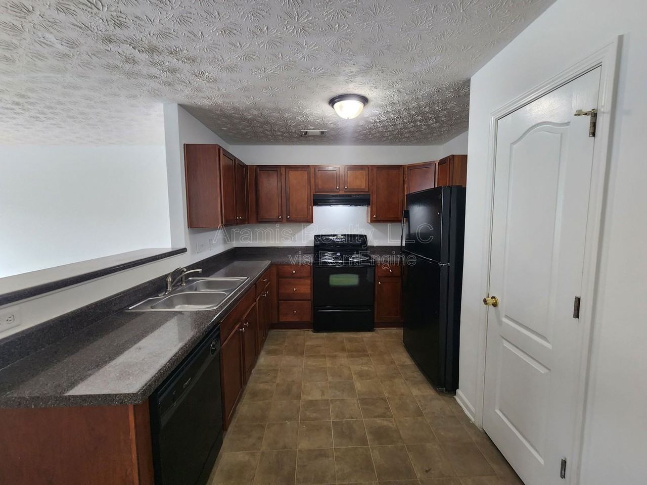 687 Georgetown Ct - Photo 3 of 11