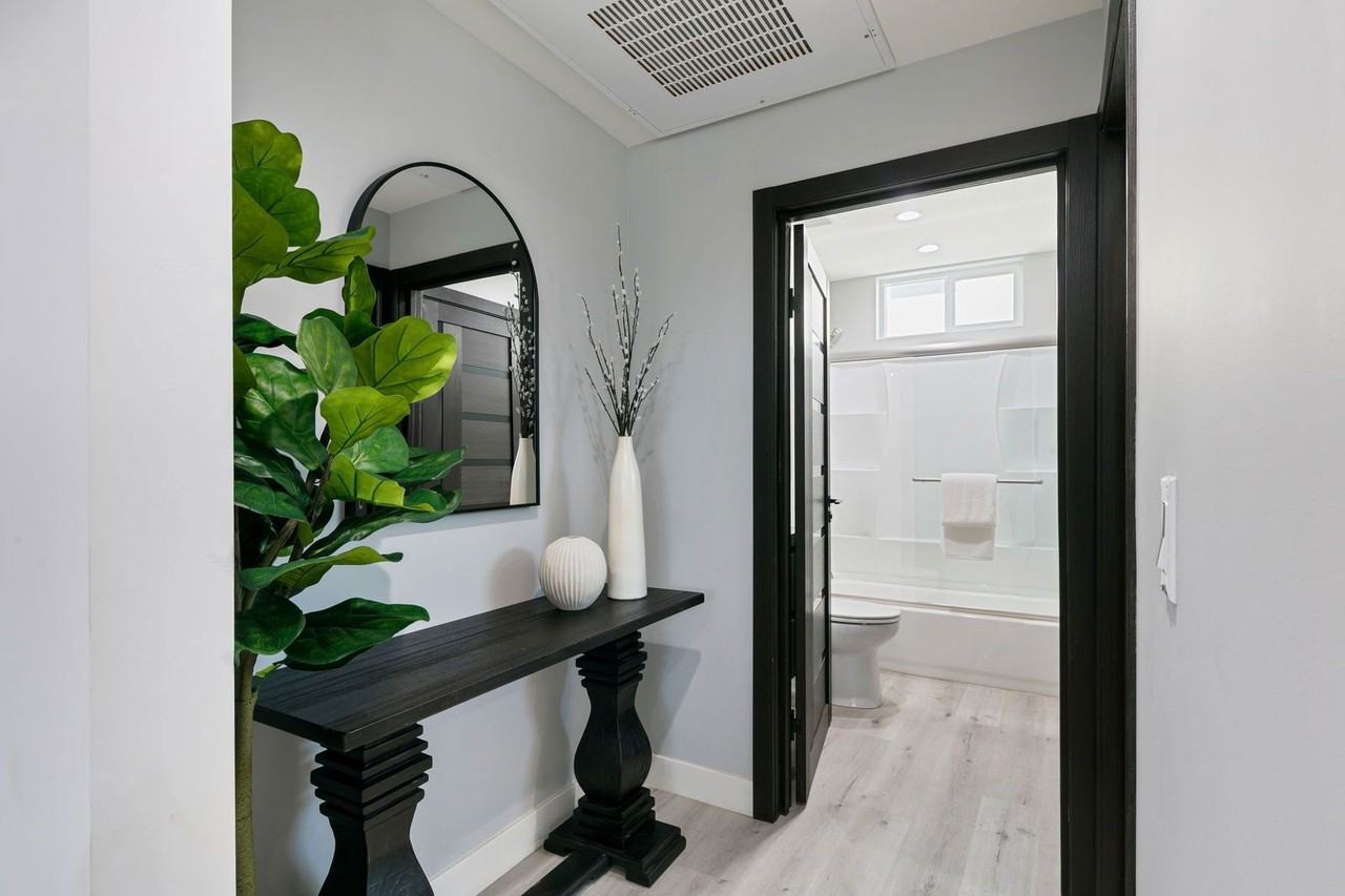 13637 Fellows Ave #5 - Photo 3 of 41