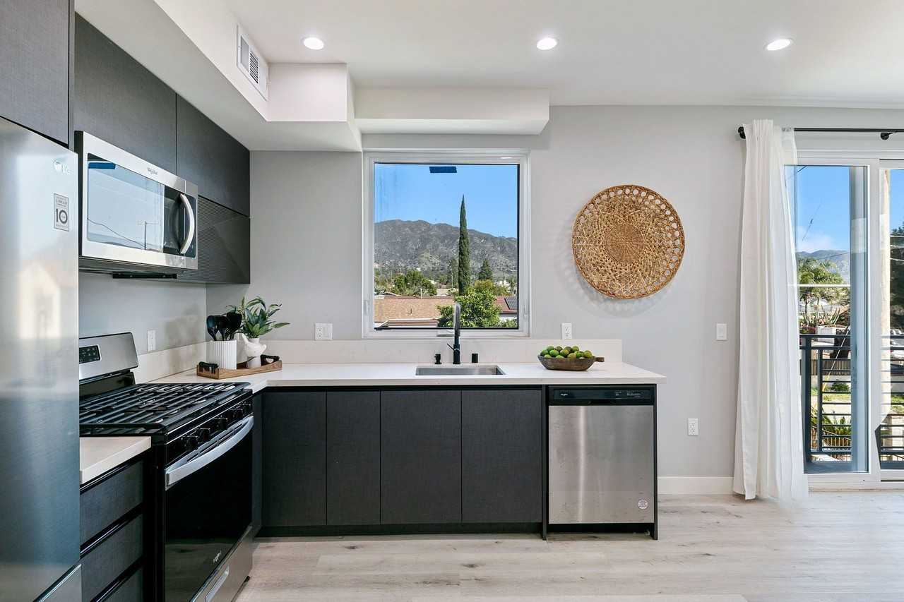 13637 Fellows Ave #25 - Photo 5 of 41