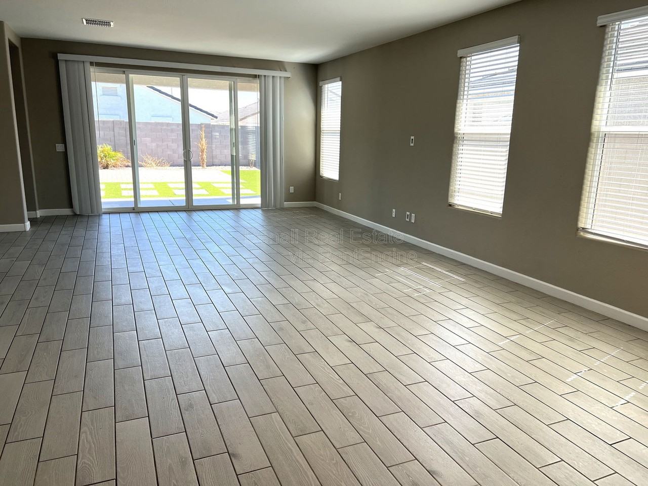 8213 S 45th Ave - Photo 5 of 26