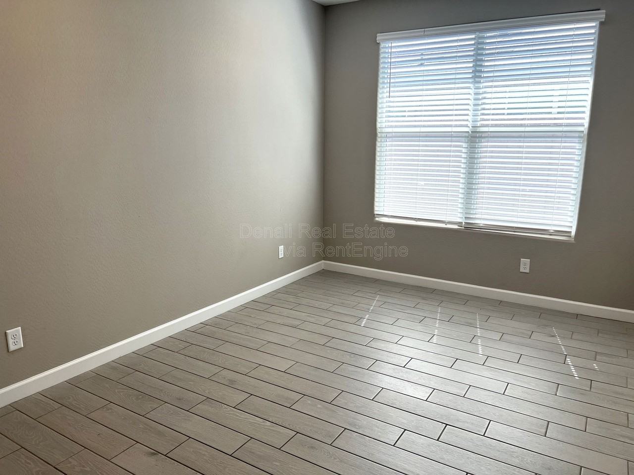 8213 S 45th Ave - Photo 7 of 26