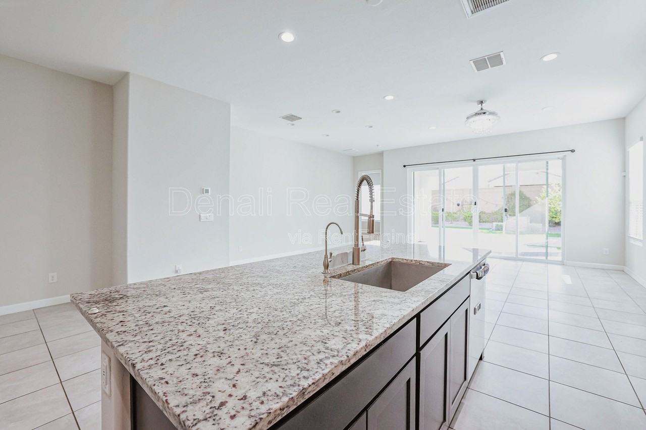 2037 E Charlotte Dr - Photo 6 of 43