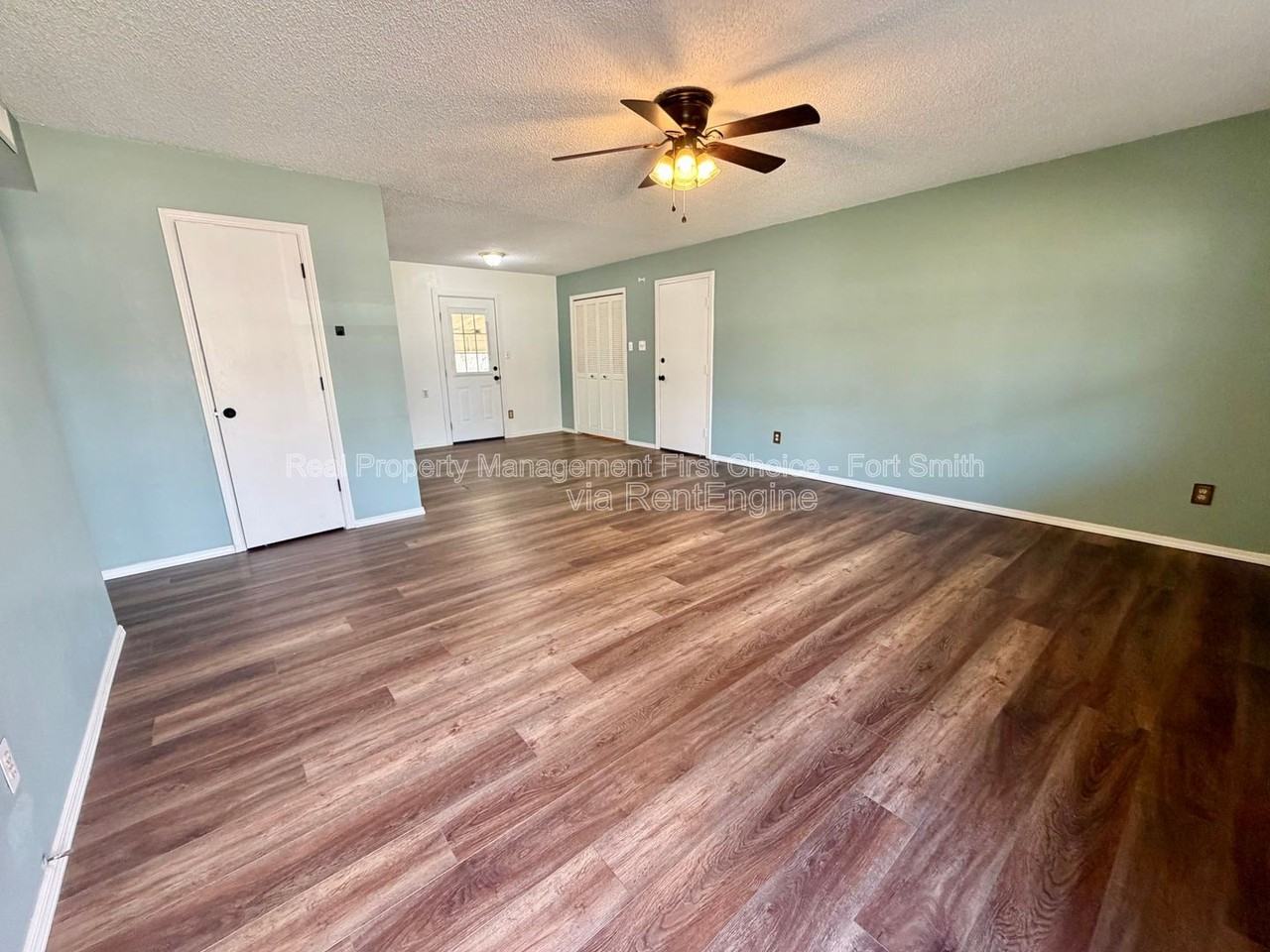 904 Hillside Dr - Photo 2 of 33