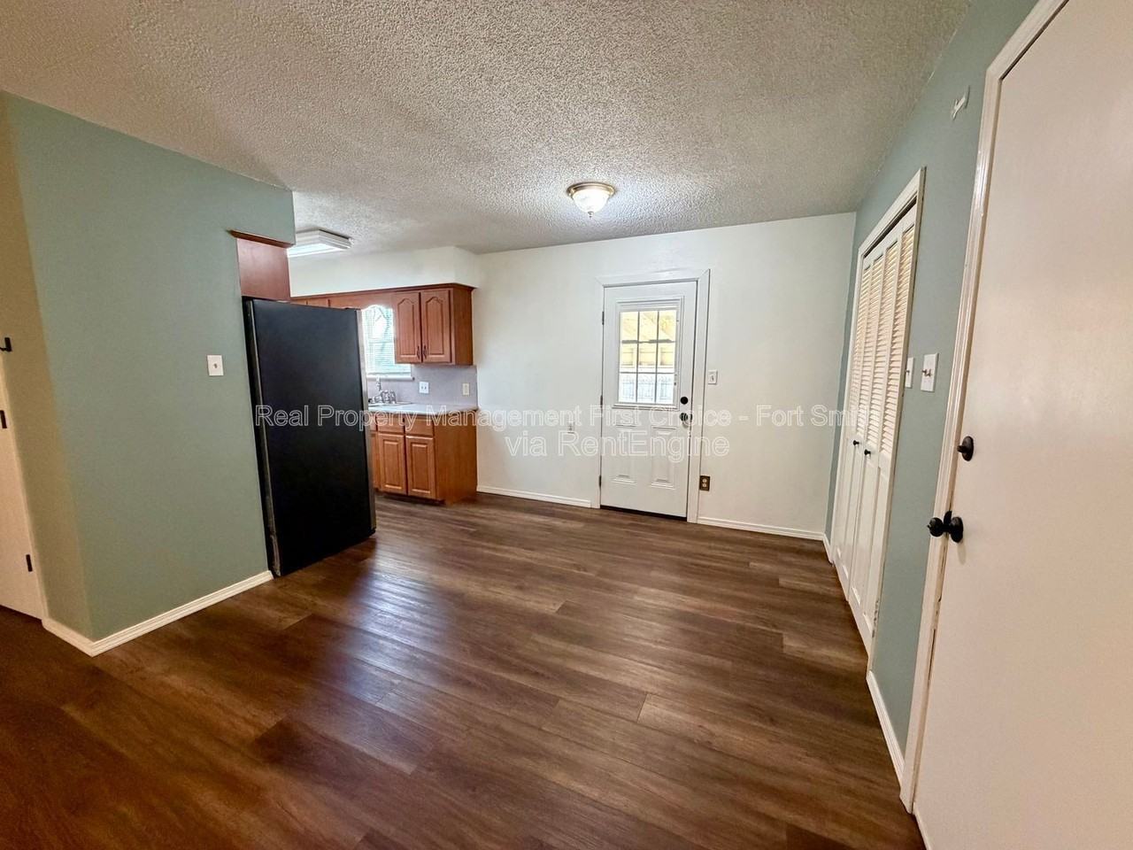 904 Hillside Dr - Photo 4 of 33