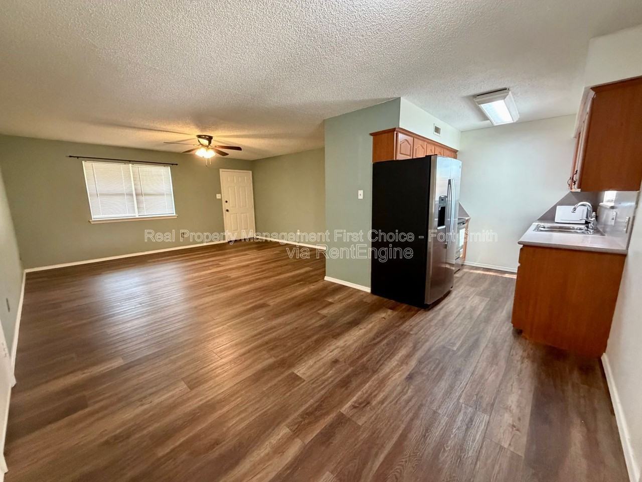 904 Hillside Dr - Photo 5 of 33